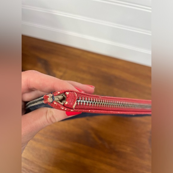 Guess Denim Vintage Logo Clutch Wallet with Card Slots and Zipper Closure GUC - Picture 9 of 14